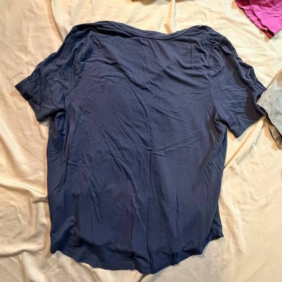 FOUR mixed brand Short Sleeve Vneck Tees MEDIUM (pink/blue/brn/grn) - Picture 3 of 8